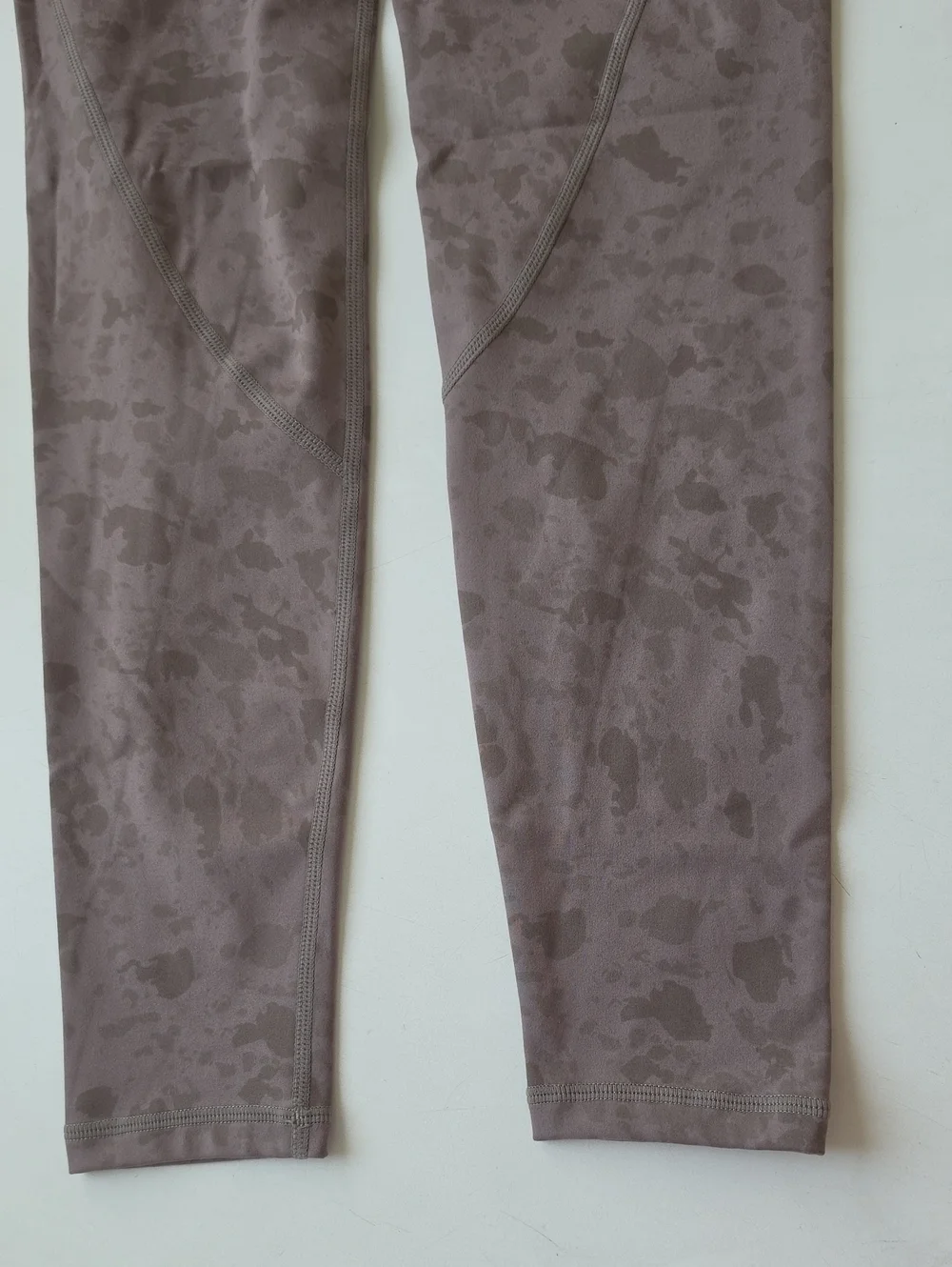 Alphalete Surface Power Leggings In Pebble Print Mocha.